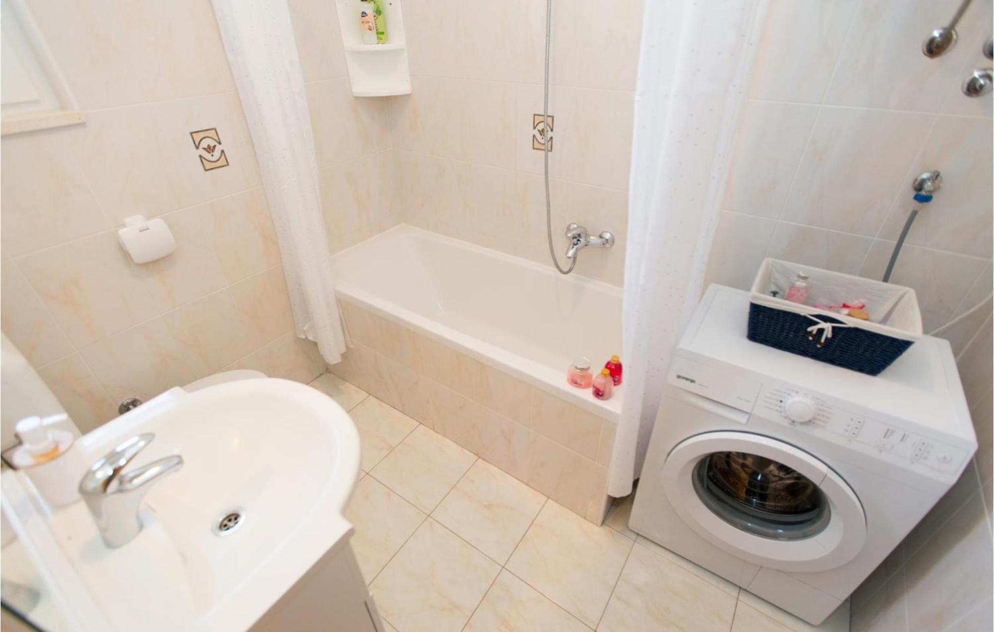 3 Bedroom Lovely Home In Plat Млини Екстериор снимка
