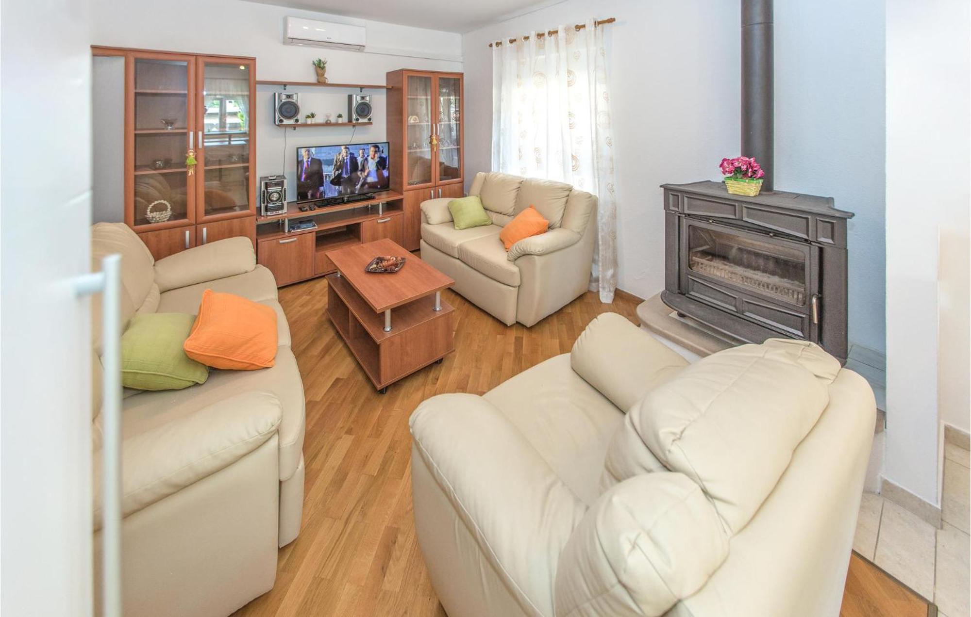3 Bedroom Lovely Home In Plat Млини Екстериор снимка